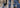 Mann in mittelblauer Bootcut Jeans mit grobem Strickpullover und braunen Chelsea Boots – Bein bis zum Knie schmal, darunter leicht ausgestellt über dem Stiefelschaft