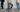 Lifestyle-Aufnahme: Mann in Slim Fit Jeans und Regular Fit Jeans im Vergleich, schmaler und gerader Beinverlauf, dazu Sneaker und Chelsea Boots