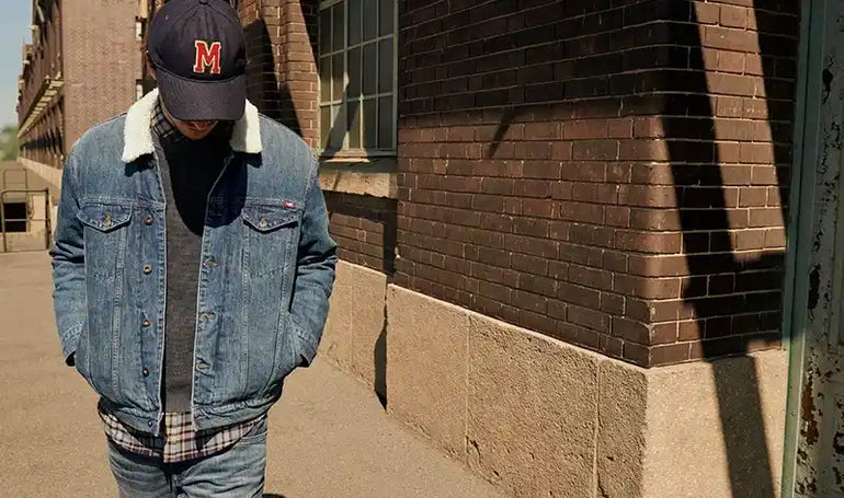 Mann-in-Mustangkleidung
