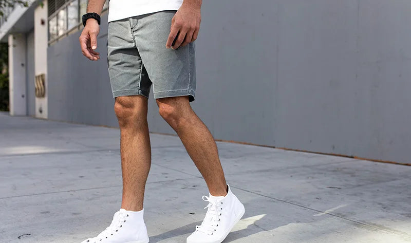 Mann trägt kurze Shorts für Herren