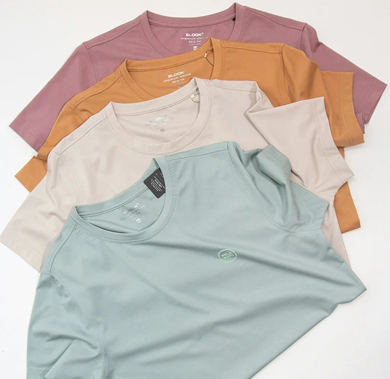Verschiedene Herren T-Shirts nebeneinander gelegt