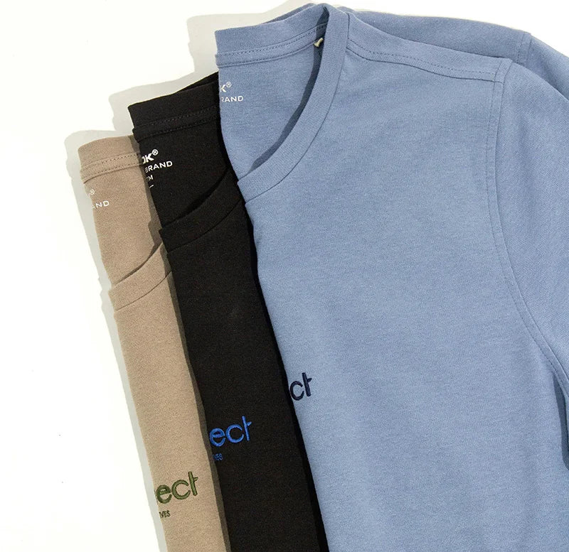 Verschiedene Herren T-Shirts nebeneinander gelegt