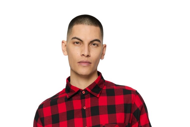 Mann im rot-schwarz karierten Flanellhemd von Urban Classics