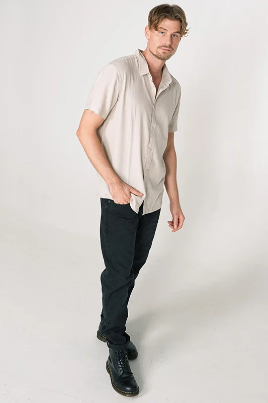 riverso-Mann-in-Jeans