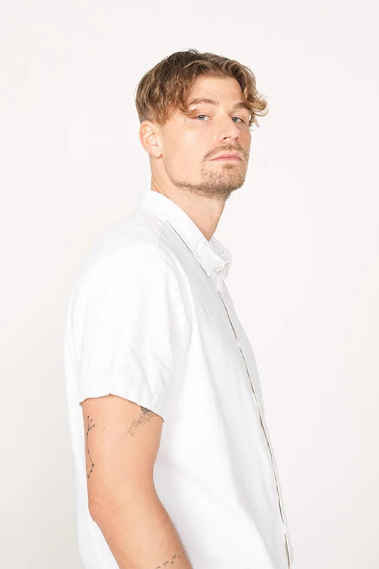 riverso-Mann-in-TShirt